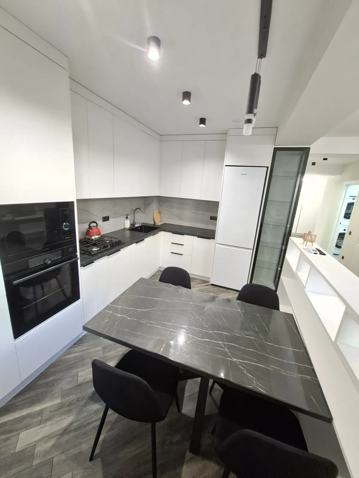 2 camere + terasă — bucătărie