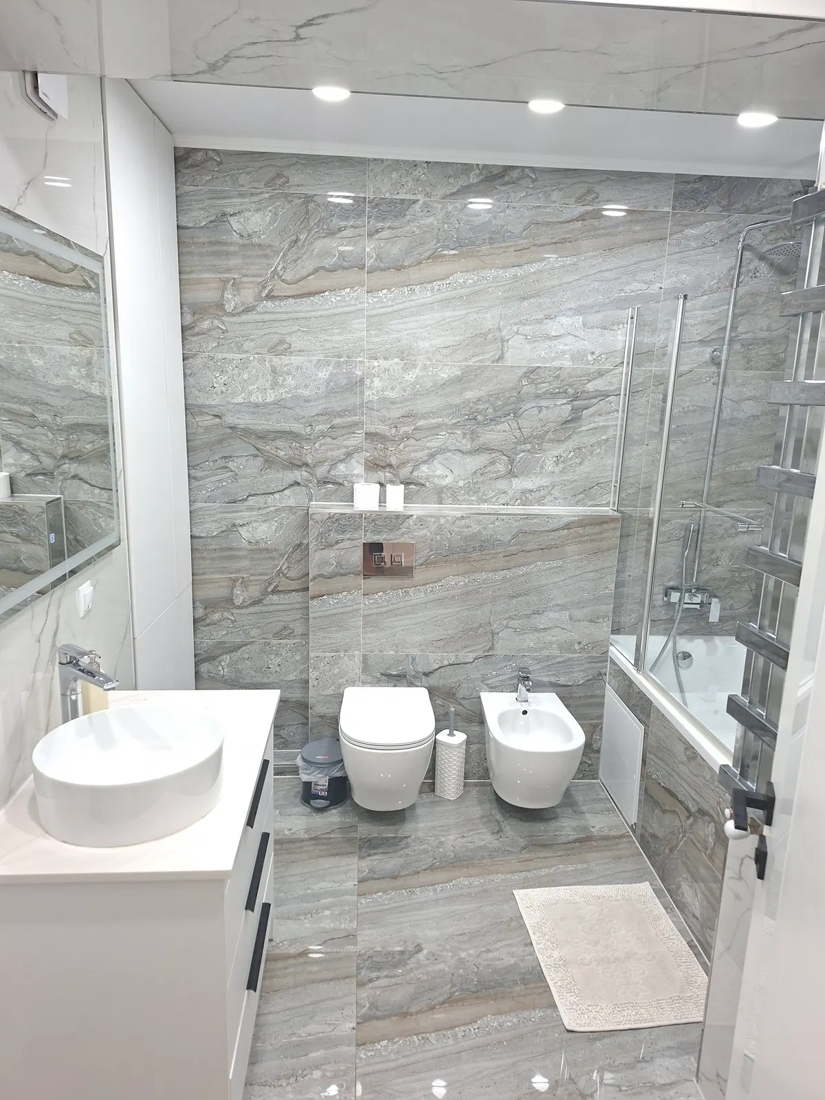 2 camere + terasă — baie