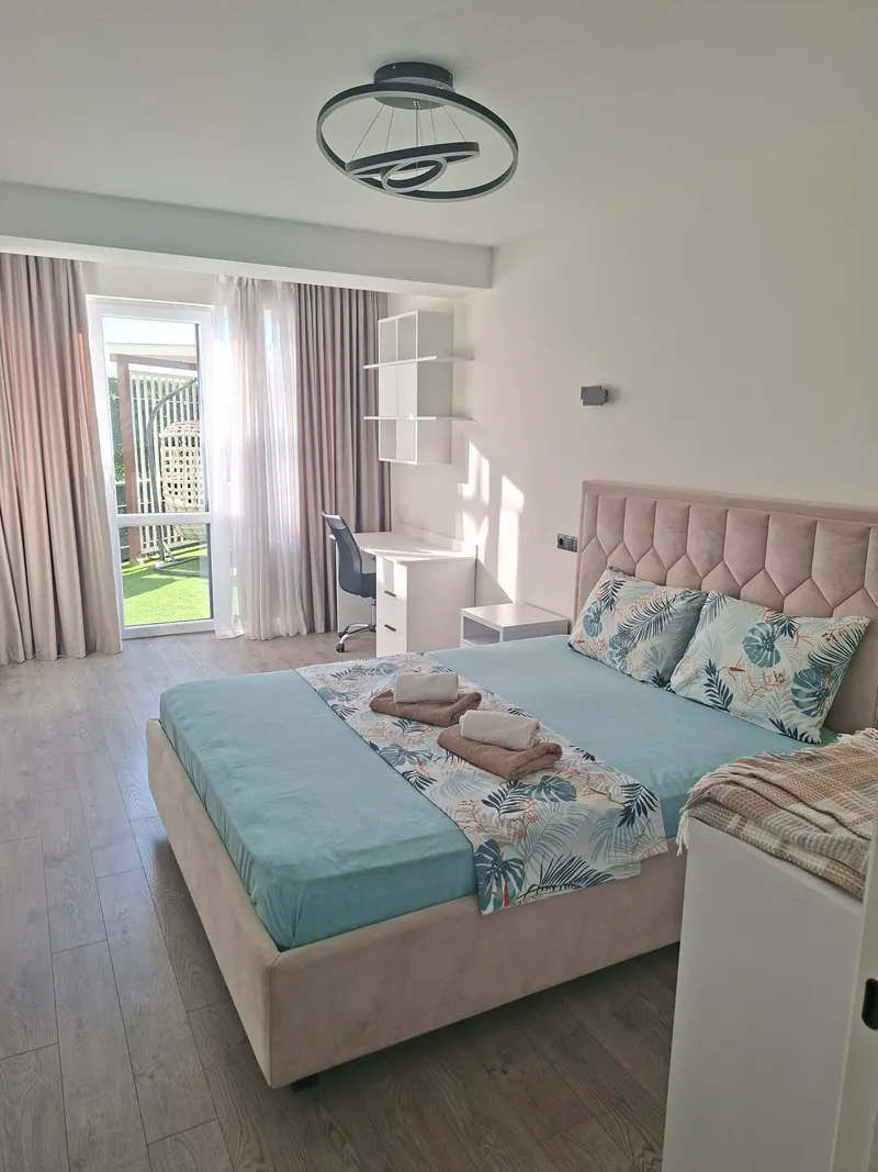 Dormitor luminos într-unul dintre apartamentele noastre din Chișinău